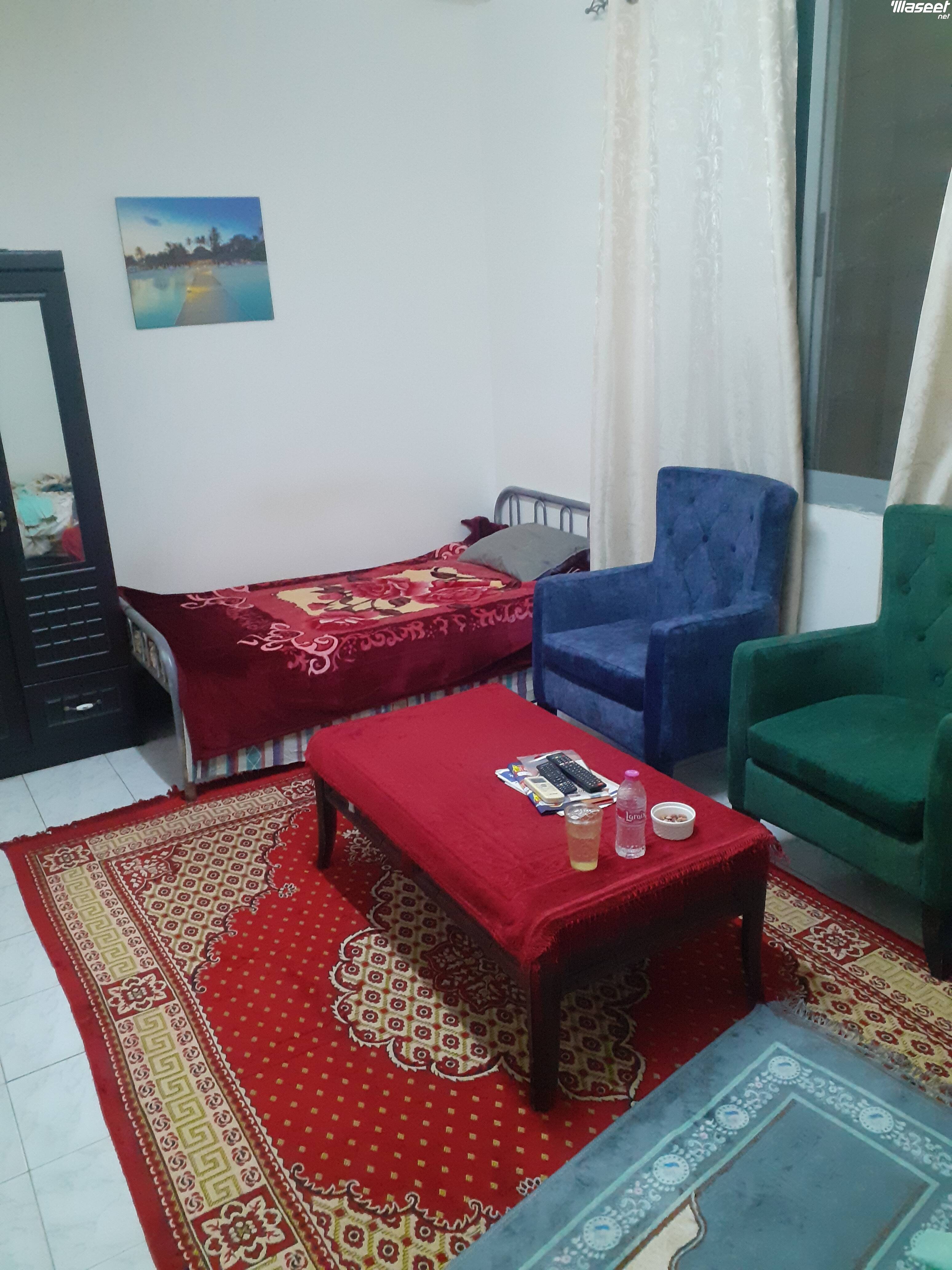 Spacious furnished room for single men 0