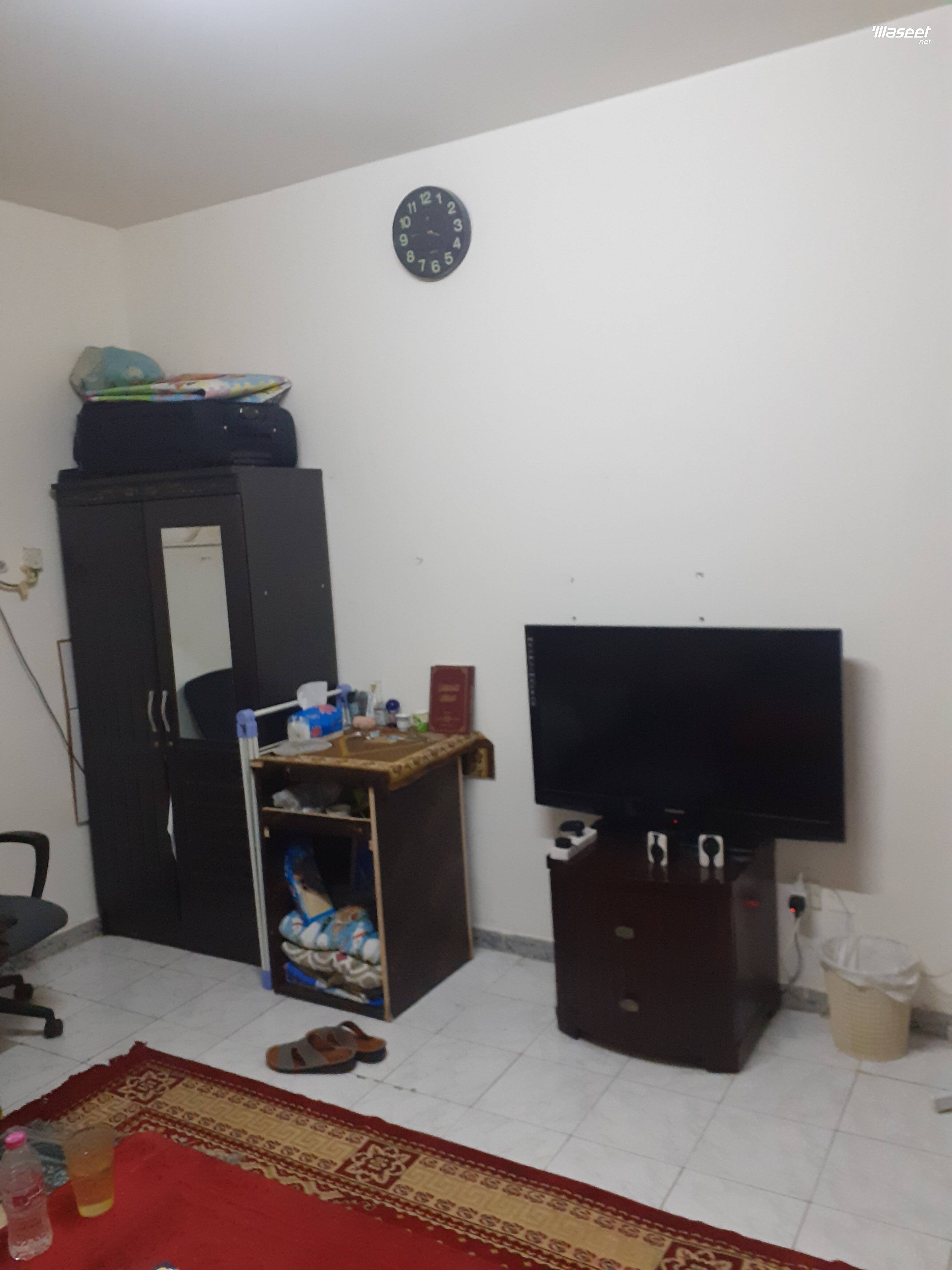 Spacious furnished room for single men 2